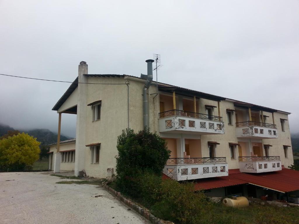 a building with balconies on the side of it at Panorama Kakopleyri Kalabakas in Kakoplévrion