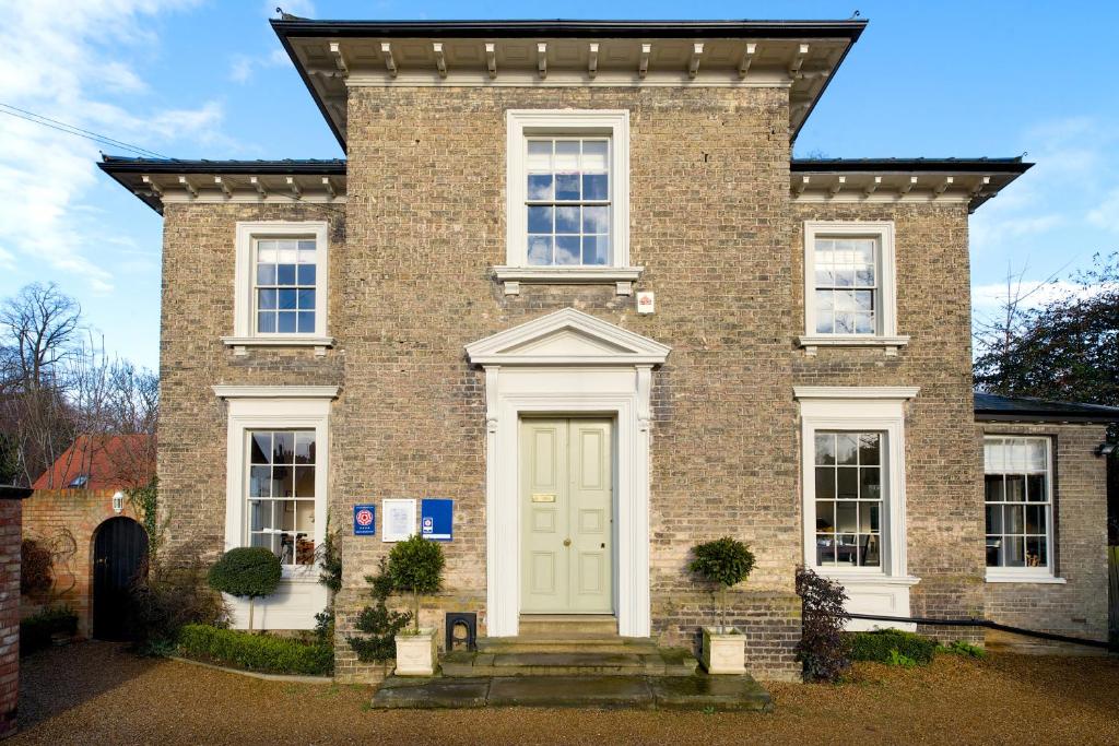 una gran casa de ladrillo con puerta blanca en The Old Rectory en Kings Lynn