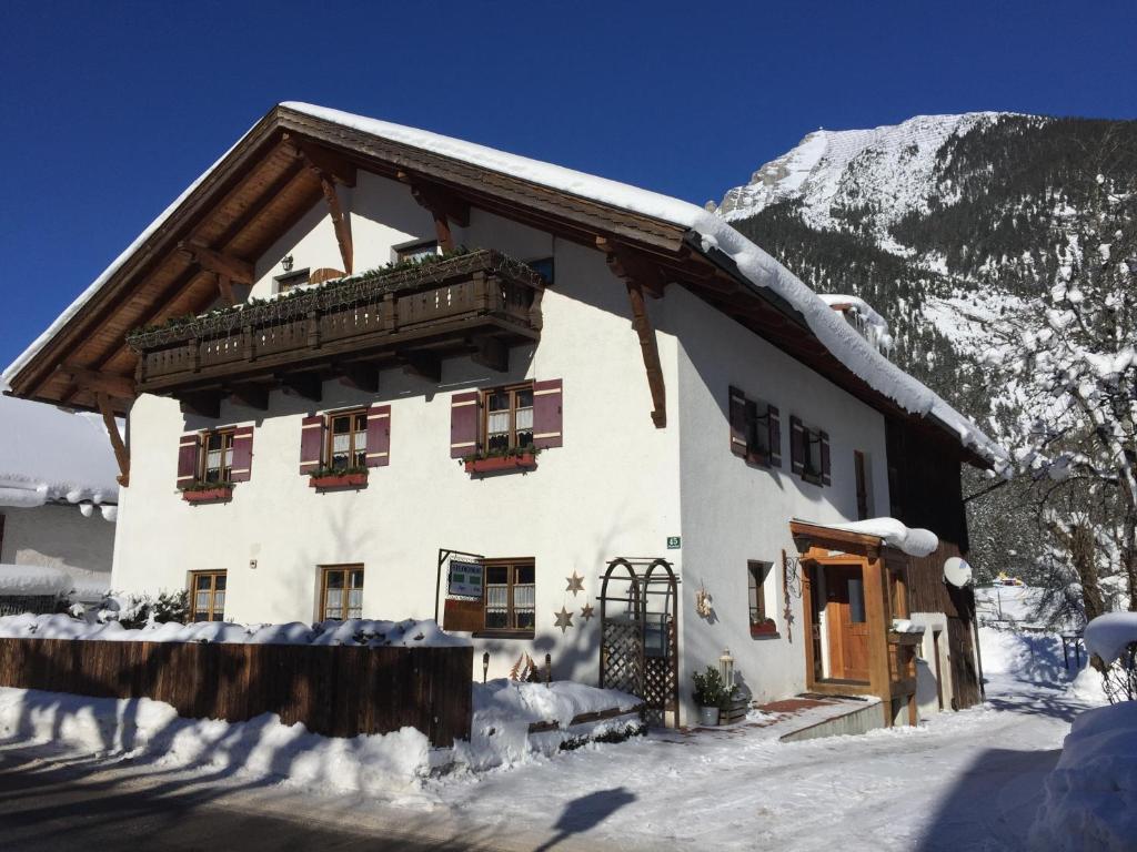 ビヒルバッハにあるAlpenperleの雪家