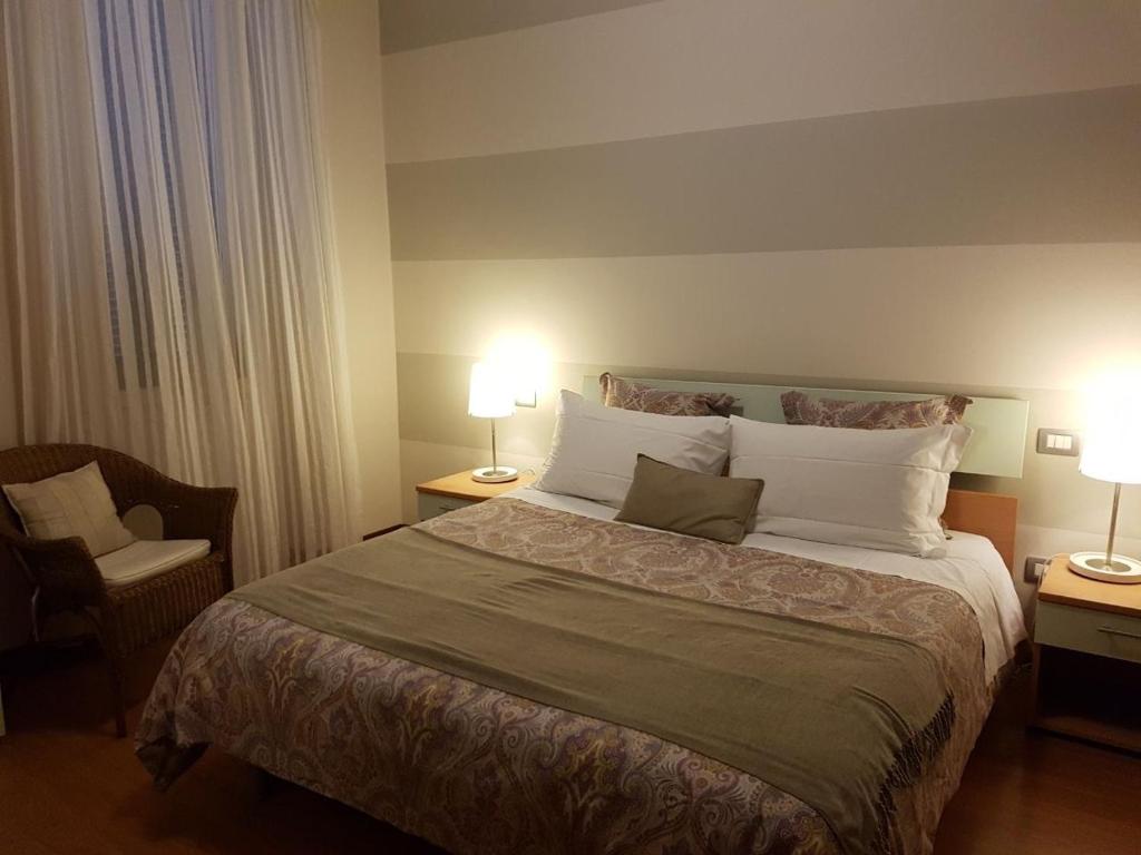 Un pat sau paturi într-o cameră la Hotel Moniga