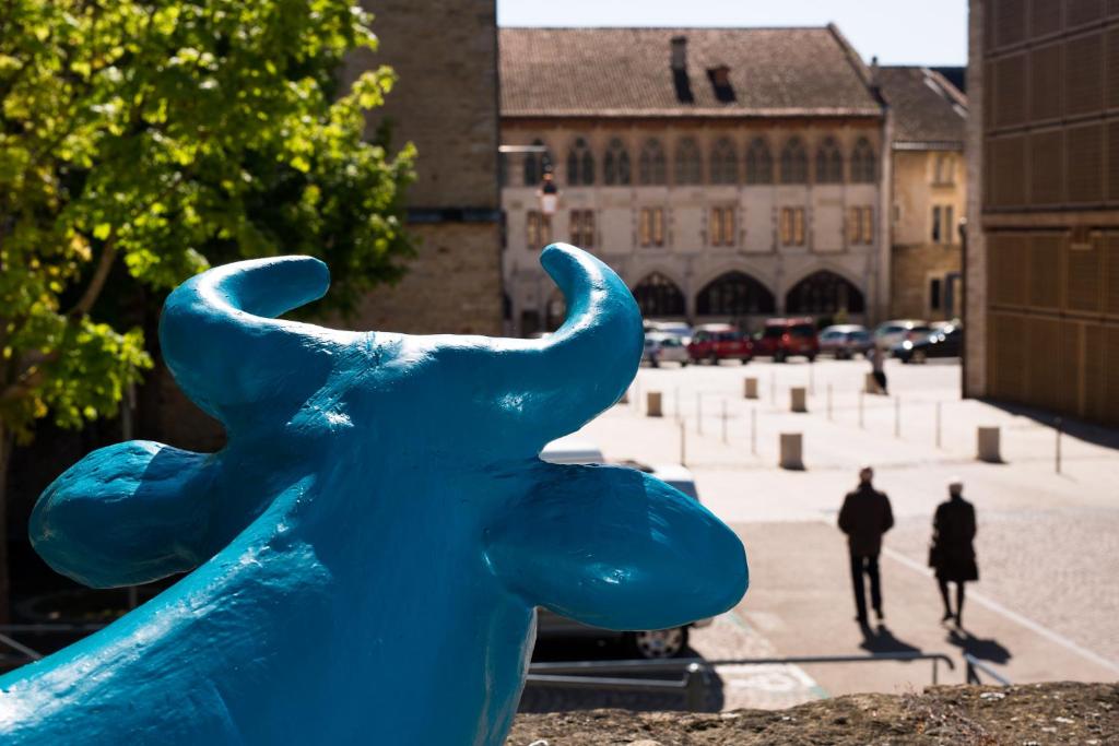 Una statua blu di un elefante in una strada di città di Le Clos de l'Abbaye a Cluny
