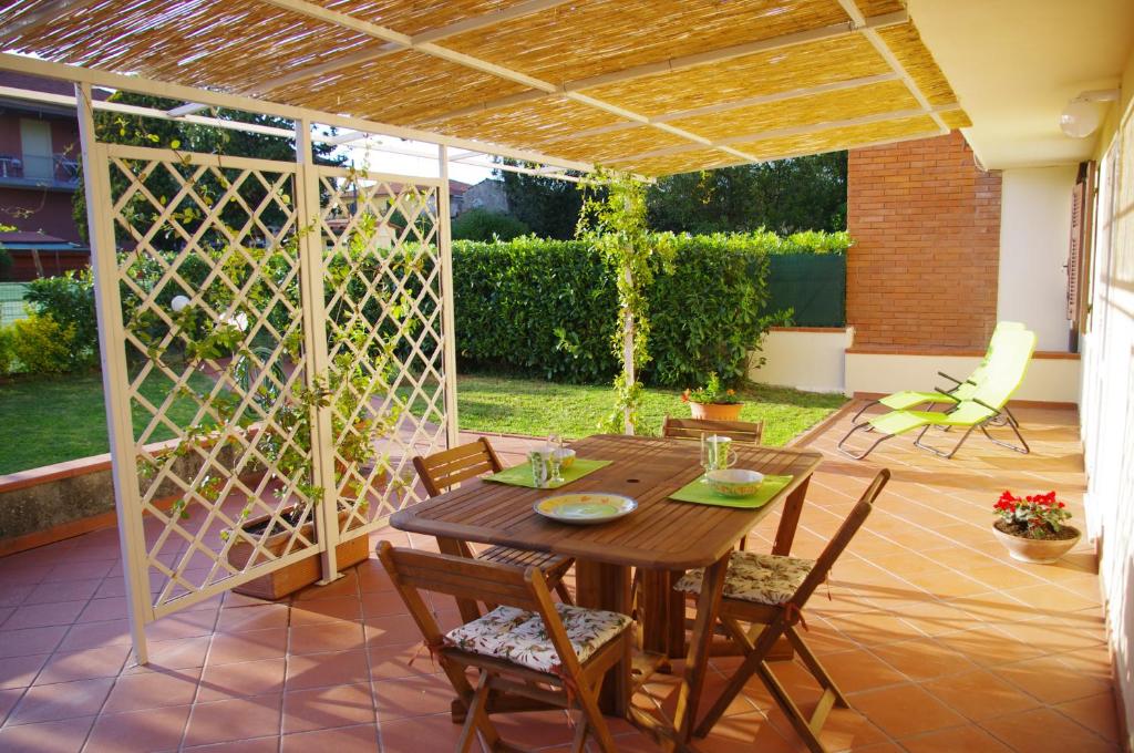 une terrasse avec une table et des chaises en bois ainsi qu'une clôture dans l'établissement Cà Marcon, à Castelnuovo Magra