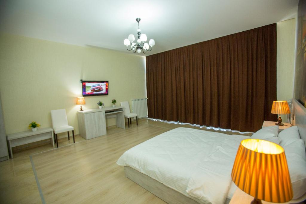 Postel nebo postele na pokoji v ubytování Ire Palace