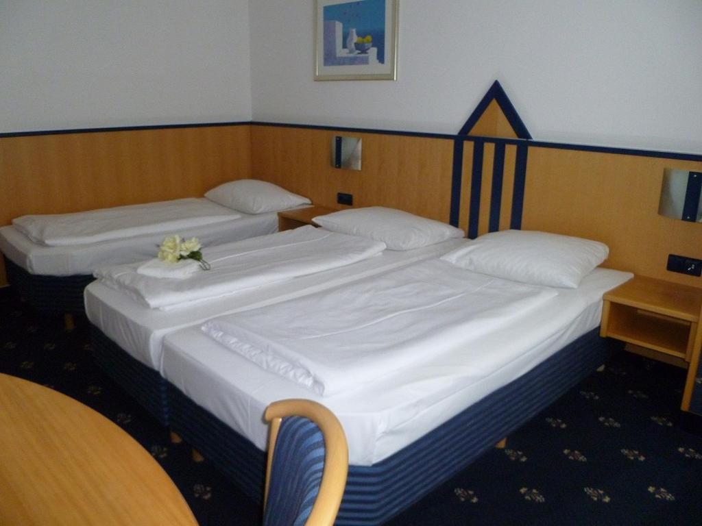 Postel nebo postele na pokoji v ubytování Hotel am Feuersee