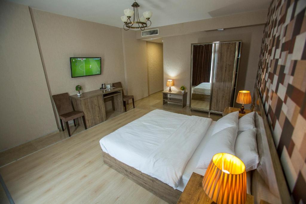 Postel nebo postele na pokoji v ubytování Ire Palace