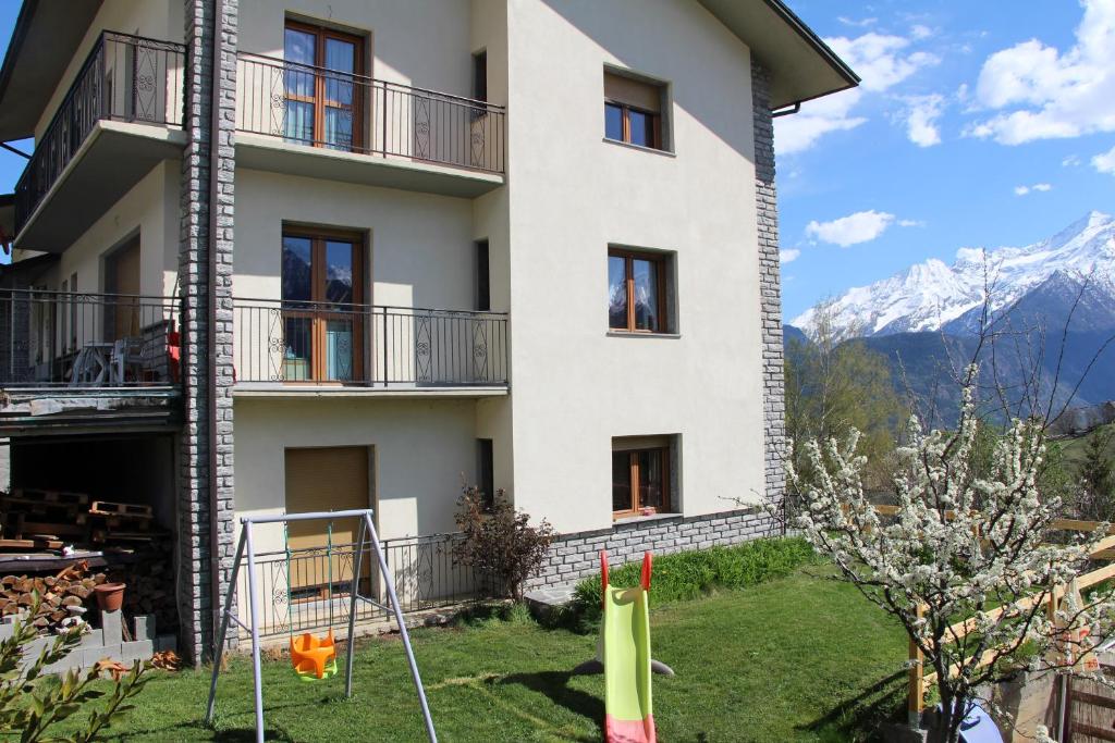 - un bâtiment avec vue sur les montagnes dans l'établissement Appartamenti Le Bistrot, à Saint-Nicolas