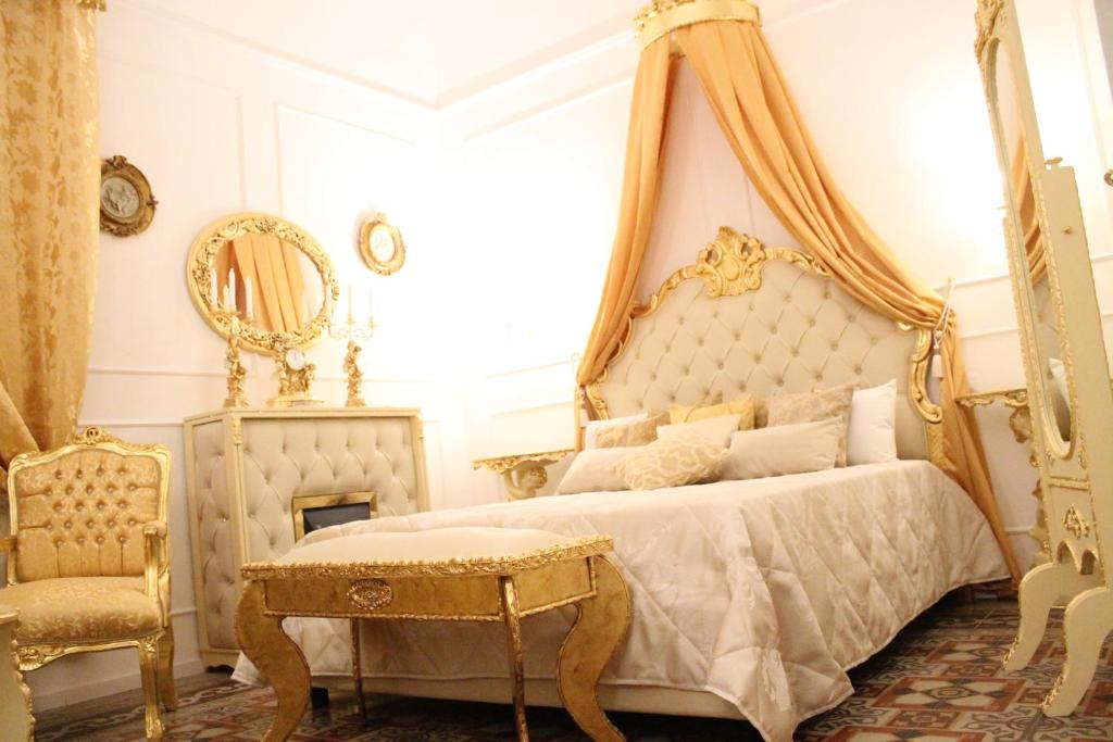 Ліжко або ліжка в номері DONNA LUCREZIA b&b Boutique Hotel Style