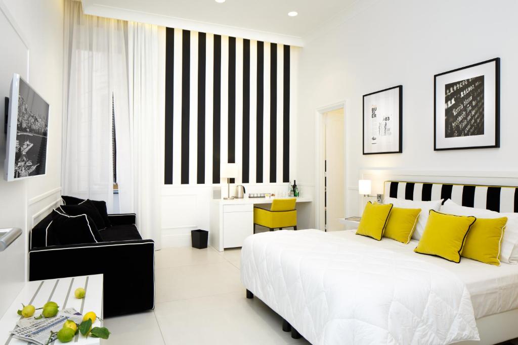 - une chambre blanche avec un grand lit et des oreillers jaunes dans l'établissement Nap Luxury Guest House, à Naples