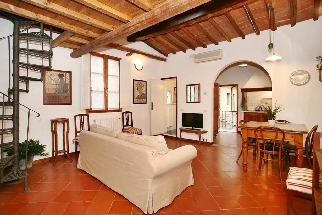 フィレンツェにあるZannoni Apartmentのリビングルーム(白いソファ、テーブル付)