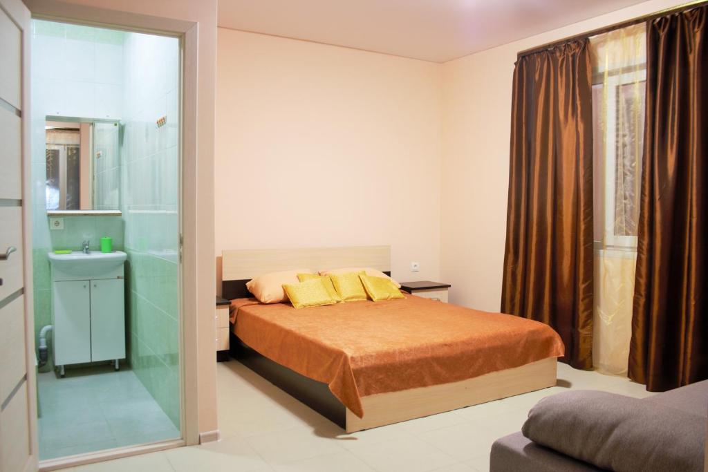 エイスクにあるDiona Apartmentのベッドルーム1室(ベッド1台付)、バスルーム(シャワー付)が備わります。