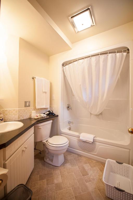 e bagno con servizi igienici, vasca e lavandino. di The Sonata Inn a Charlottetown