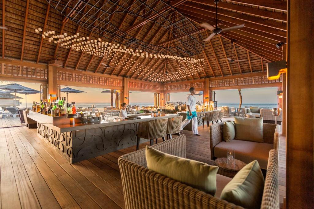 Restaurace v ubytování Hurawalhi Island Resort