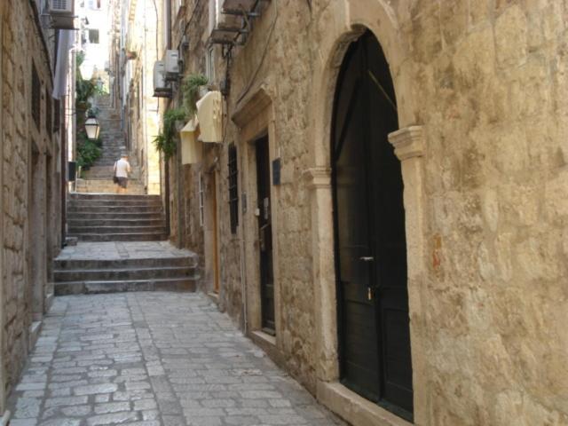eine Gasse mit einer Person, die die Straße hinuntergeht in der Unterkunft Guest House Marija in Dubrovnik