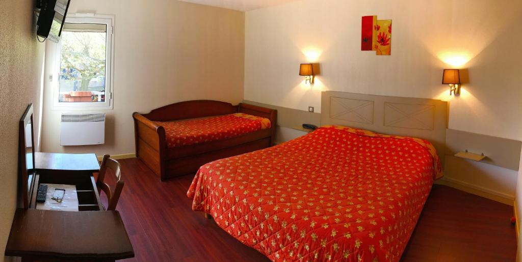 una habitación de hotel con 2 camas y una silla en Logis Hotel Restaurant de la Montagne Noire, en Dourgne