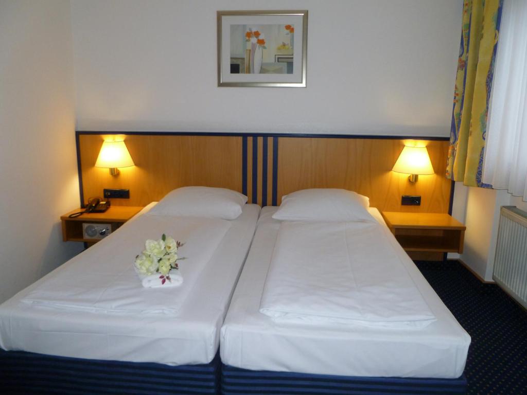 Postel nebo postele na pokoji v ubytování Hotel am Feuersee