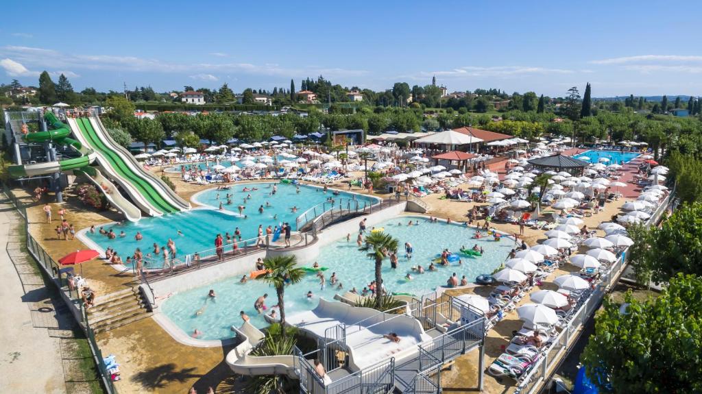 einen Blick über den Pool eines Resorts in der Unterkunft Camping Lido in Lazise