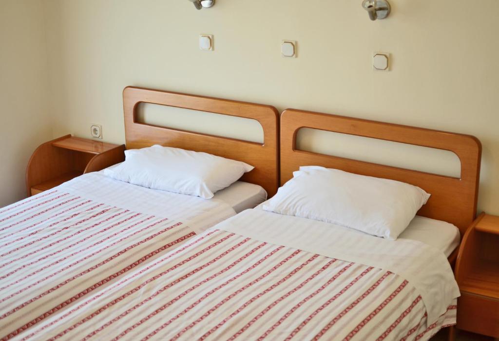 twee bedden naast elkaar in een kamer bij Filareti Hotel in Florina