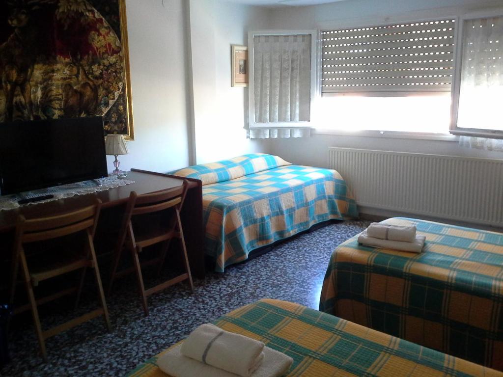 Pensión Lacasta - Camera Tripla Con Bagno In Comune