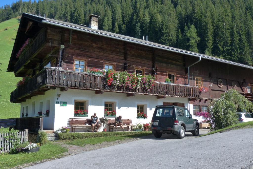 un edificio con flores en el balcón en Bauernhof Untergrafer, en Innervillgraten