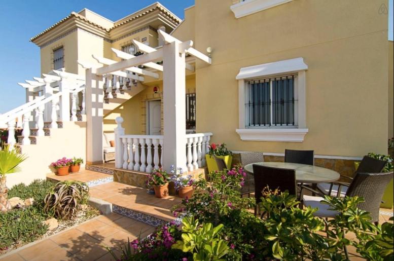 une terrasse avec une table et des chaises devant une maison dans l'établissement Casa Nuez Moscada, à Villamartín