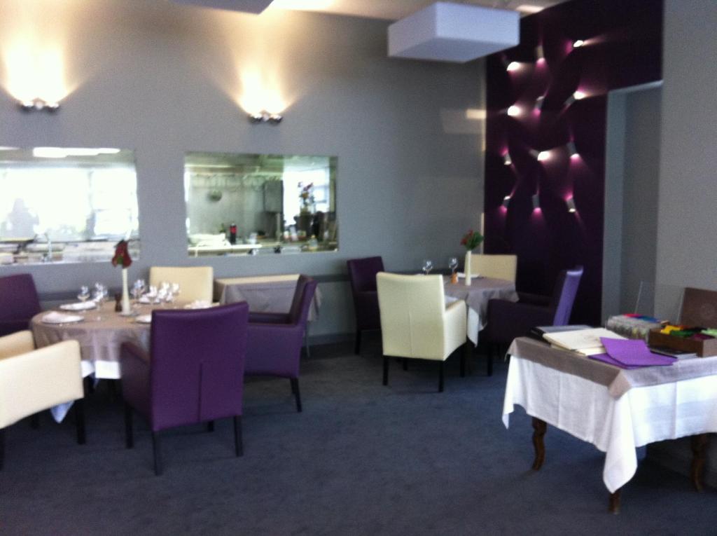 Restauracja lub miejsce do jedzenia w obiekcie Logis - H&ocirc;tel du Nord et Restaurant La Table d&#39;Elisa