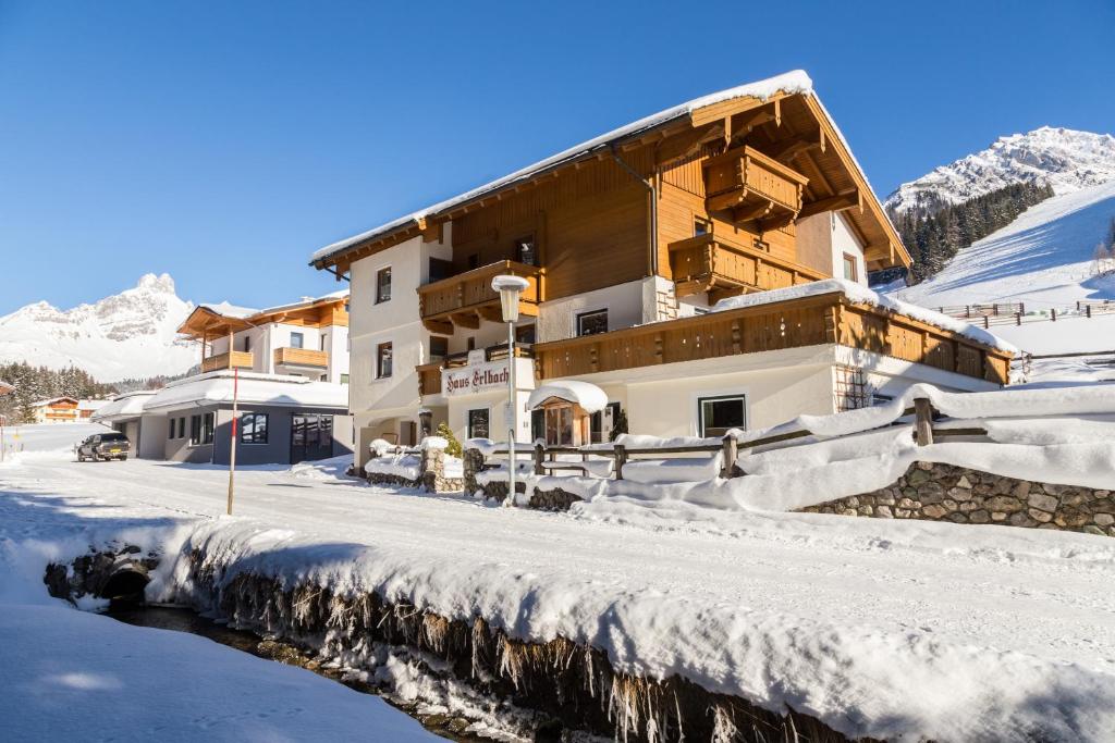 ein Gebäude im Schnee neben einem Fluss in der Unterkunft Haus Berner in Filzmoos