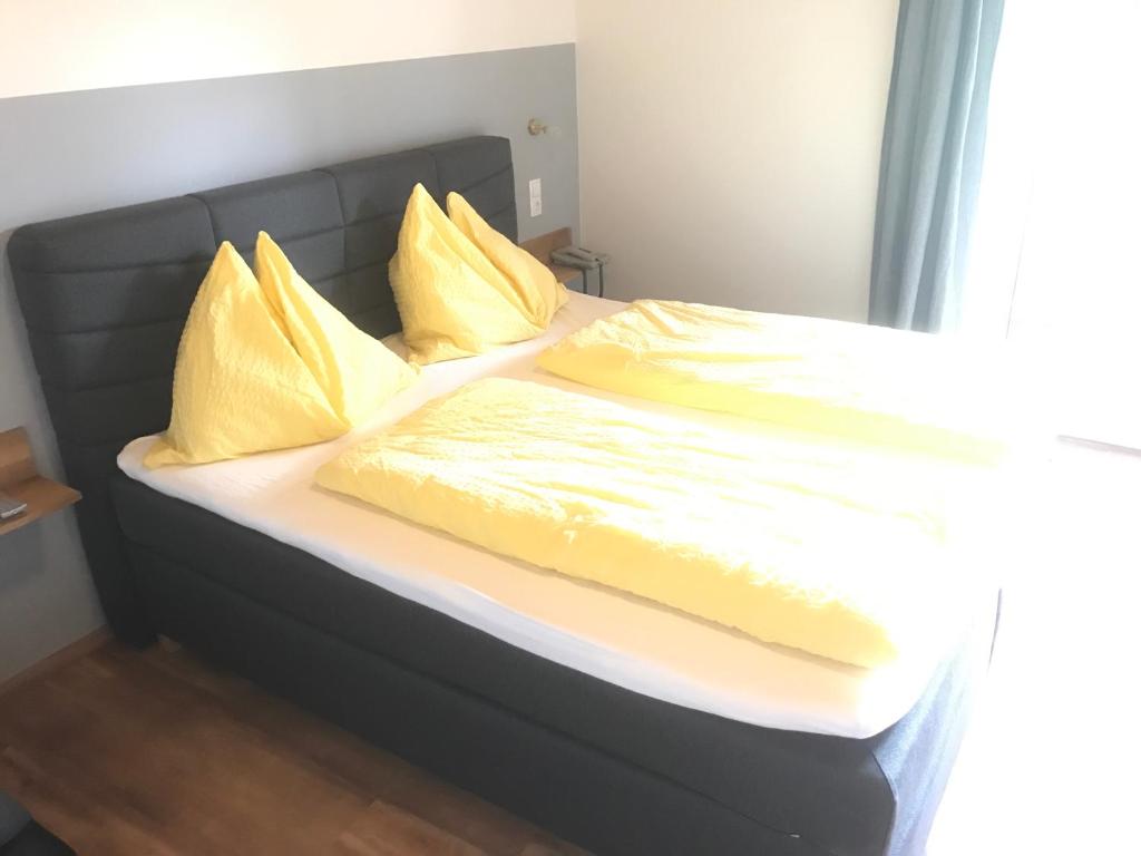 Postel nebo postele na pokoji v ubytování Gasthof Röck