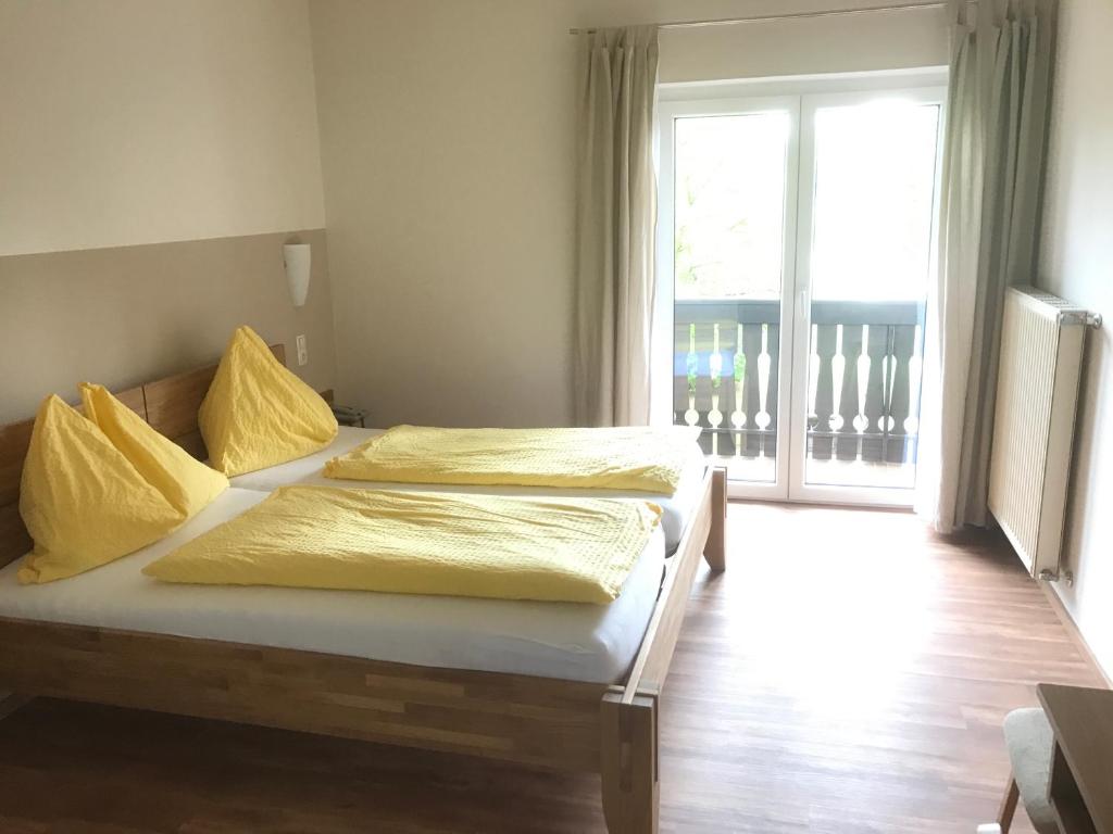 Postel nebo postele na pokoji v ubytování Gasthof Röck