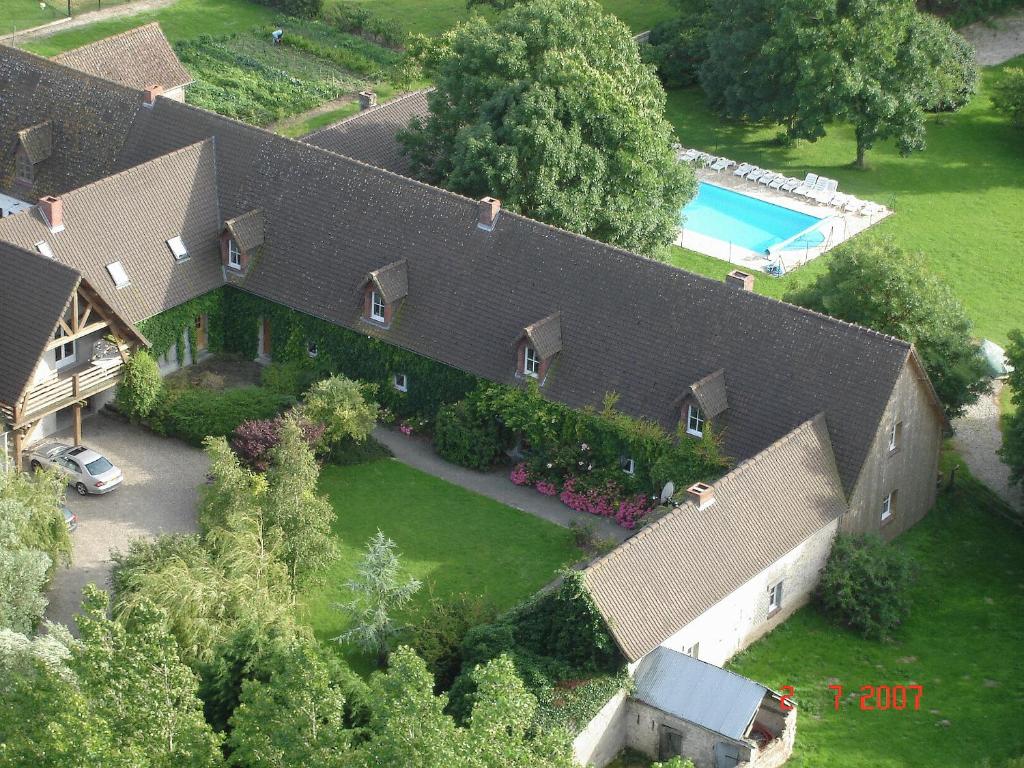 an aerial view of a house with a swimming pool at Chambres d'hôtes Edoniaa in Quend