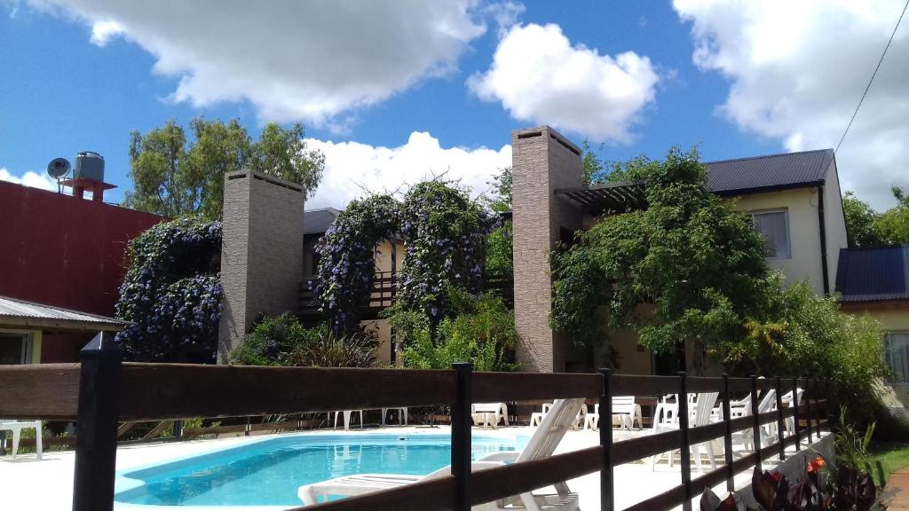 una casa con piscina di fronte ad una recinzione di Luna de Artalaz Apartments a Colón