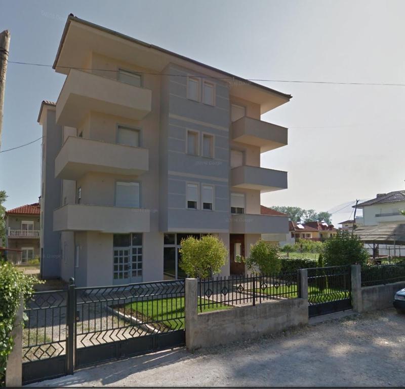un edificio con una valla delante en Apartments Villa Braho, en Pogradec
