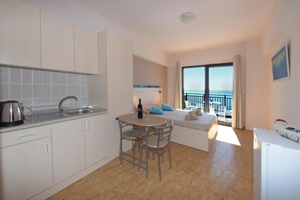 Η κουζίνα ή μικρή κουζίνα στο Horizon View Studio