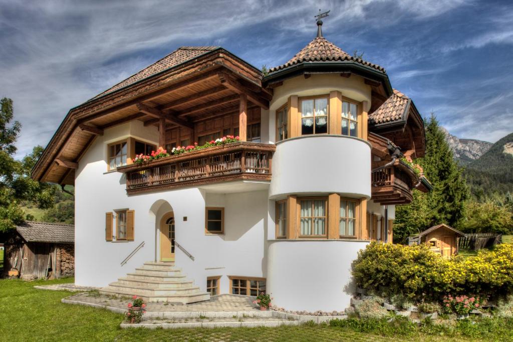 dom w górach z balkonem w obiekcie Alexander Mountain-Lodge w mieście San Vigilio di Marebbe