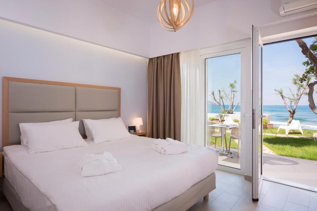 Posteľ alebo postele v izbe v ubytovaní Hermes Beach Front