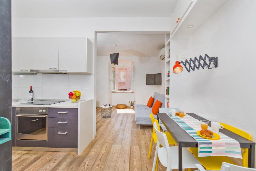 Kuchyňa alebo kuchynka v ubytovaní Apartment & Room Joy