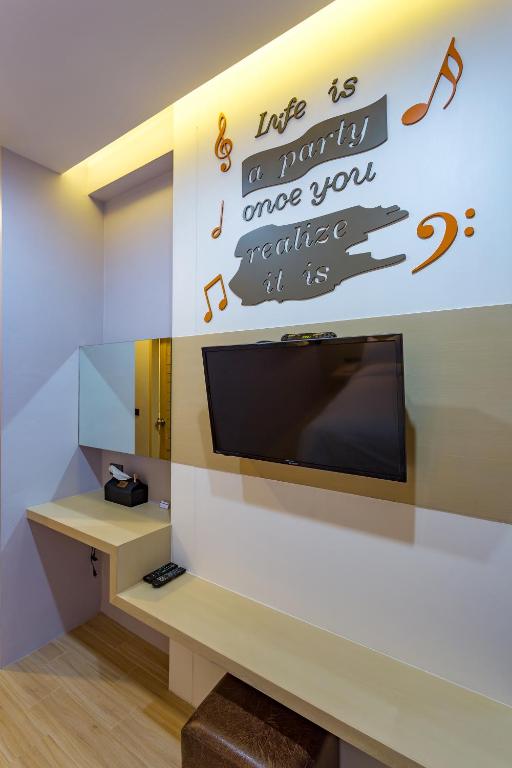 TV a/nebo společenská místnost v ubytování OneLoft Hotel
