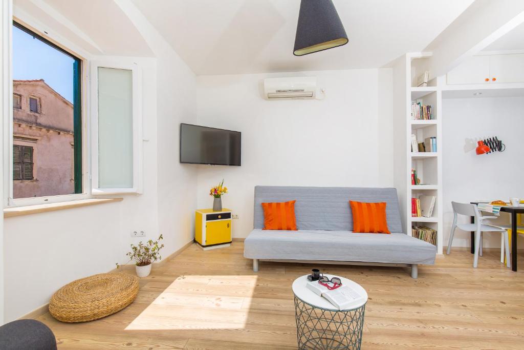 Televízia a/alebo spoločenská miestnosť v ubytovaní Apartment & Room Joy
