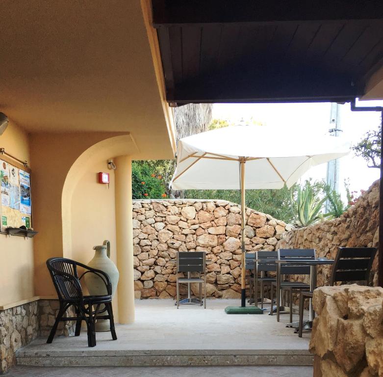 A balcony or terrace at Le Anfore Hotel - Lampedusa
