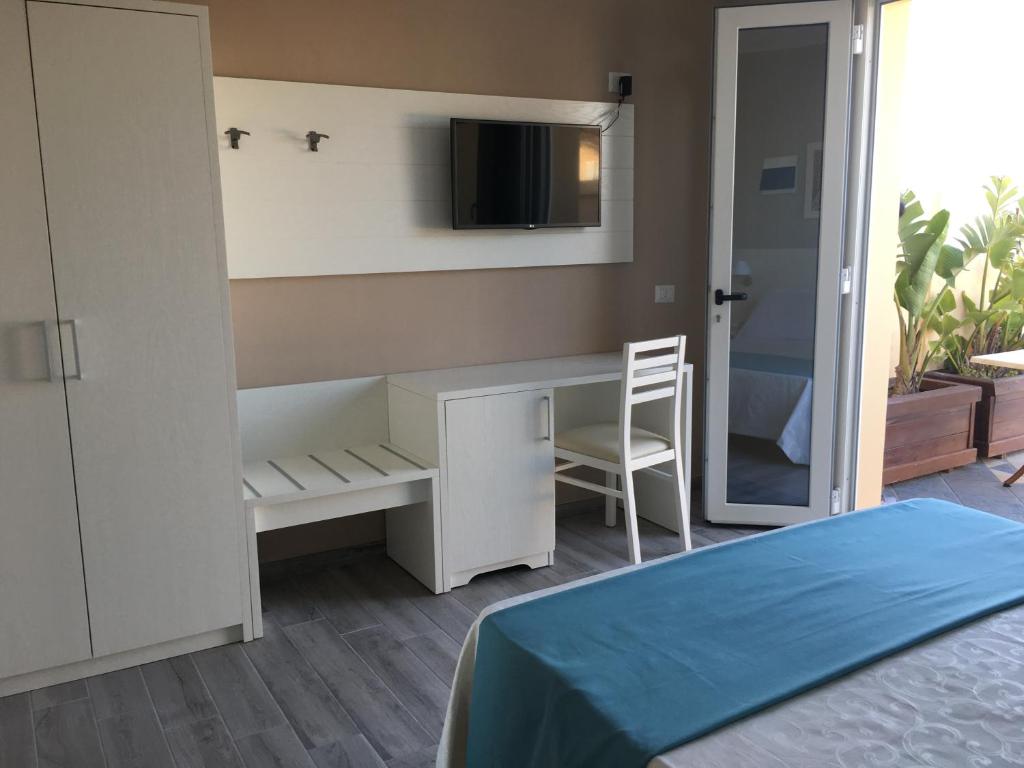 A bed or beds in a room at Le Anfore Hotel - Lampedusa