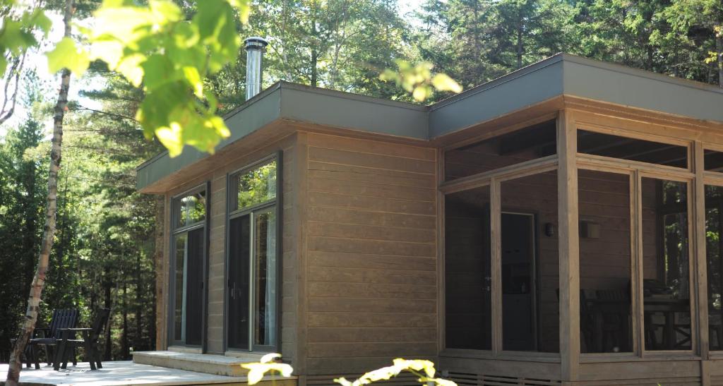 een afgeschermde veranda van een tiny house bij Refuge du Cap in Baie-Saint-Paul