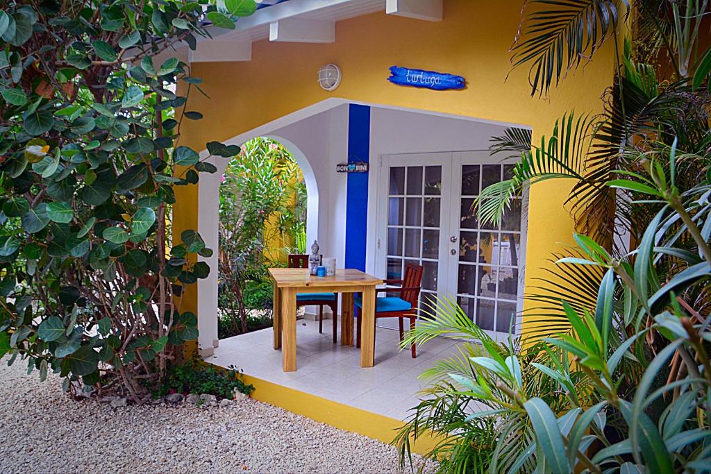 un patio con una mesa en el medio de una casa en Casa di Mario, en Kralendijk