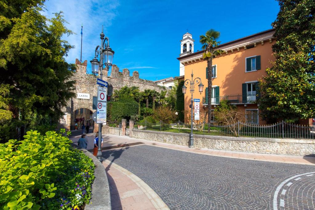 una strada in una città con un edificio di CasaBiondani Lazise a Lazise