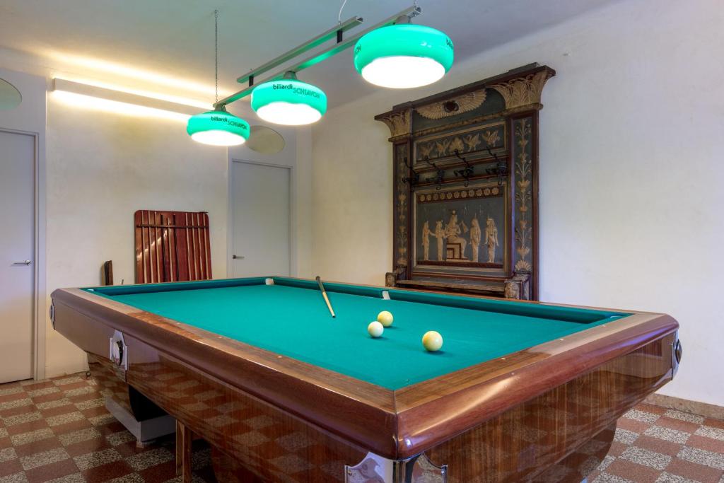 una mesa de billar con pelotas en una habitación en CasaBiondani Lazise, en Lazise