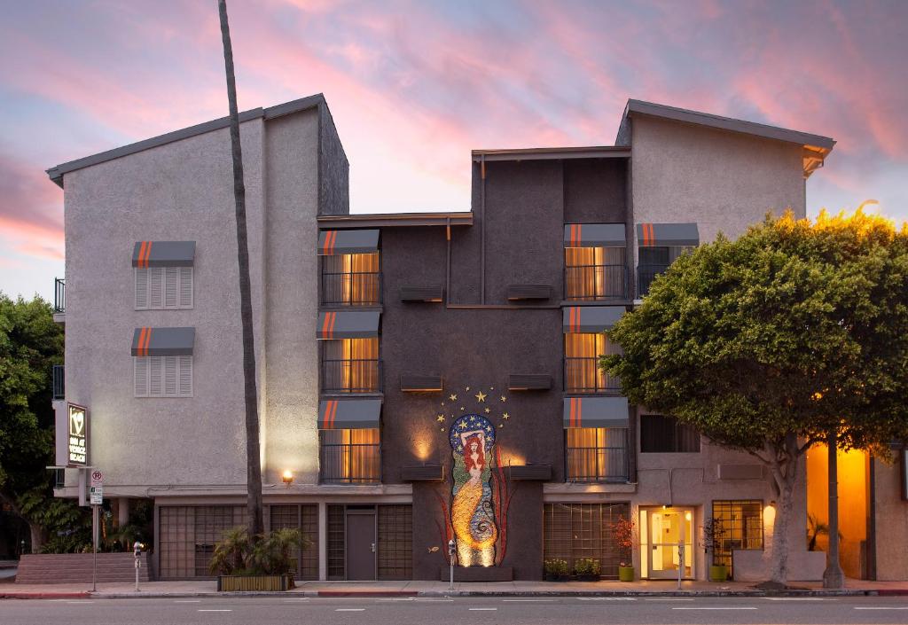 un edificio con un mural en el costado en Inn at Venice Beach, en Los Ángeles