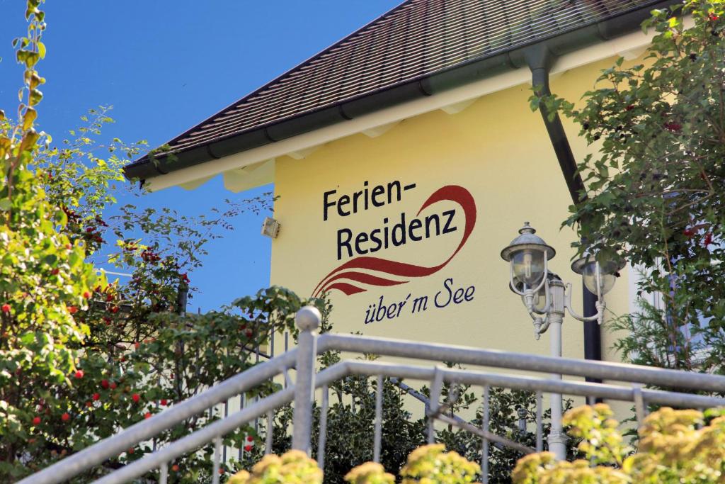 un panneau indiquant un restaurant français dans un bâtiment dans l'établissement FerienResidenz über'm See, à Hagnau am Bodensee