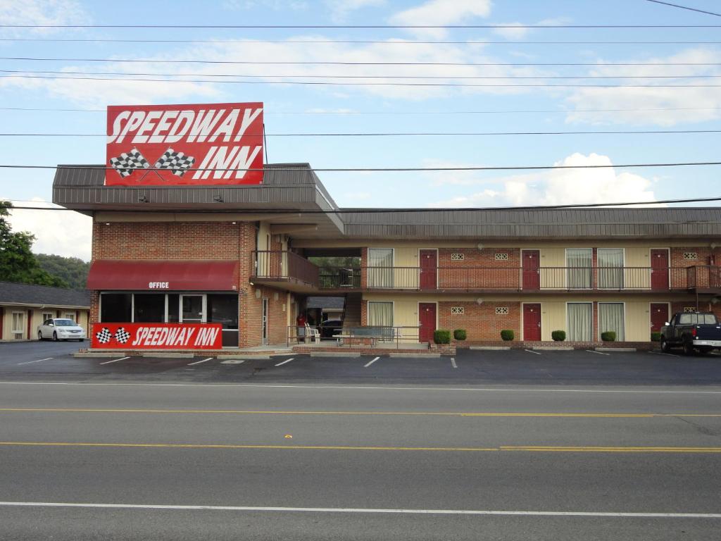 un bâtiment avec un panneau sur son côté dans l'établissement Speedway Inn, à Bristol