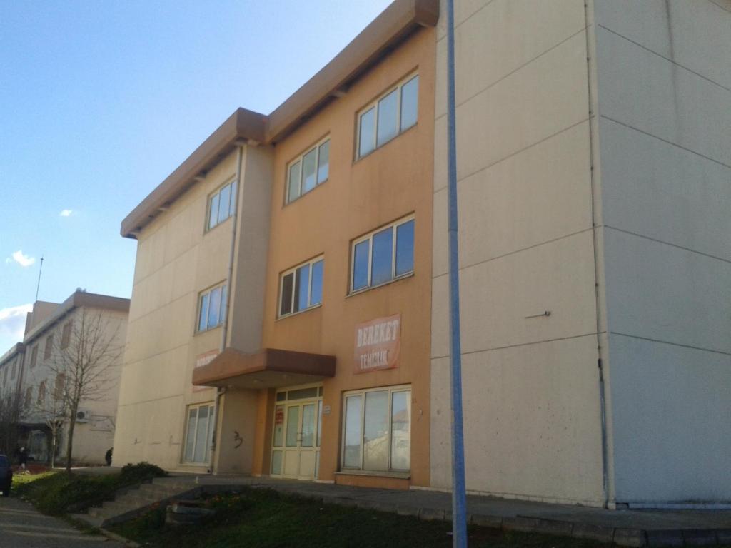 a building that is next to a street at mai AK pansiyon in Çınarcık