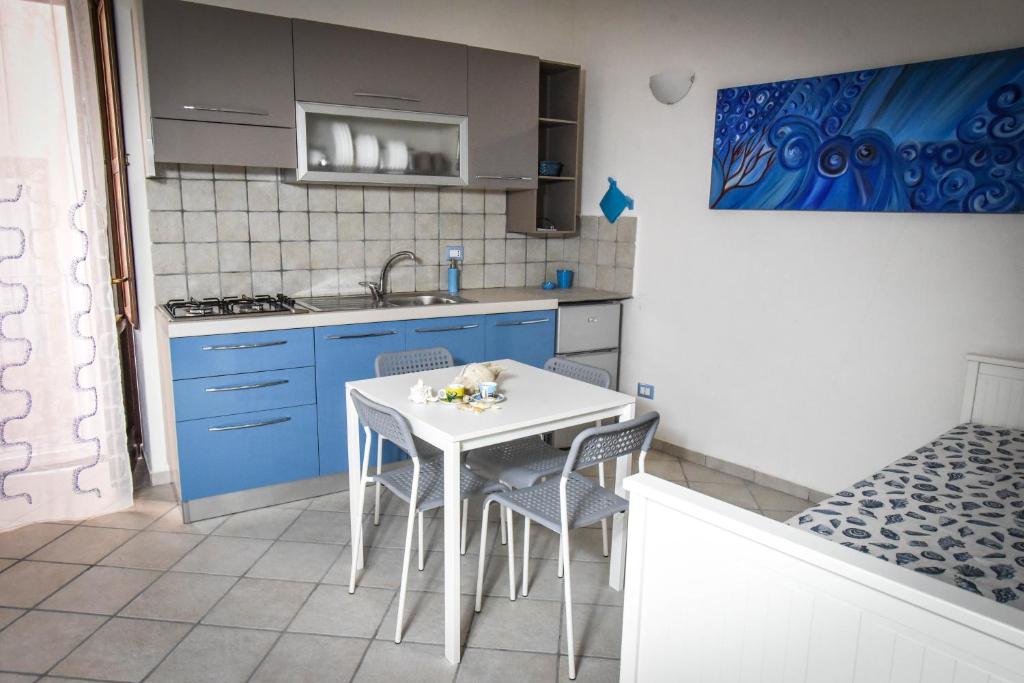 A kitchen or kitchenette at Venti di Mare