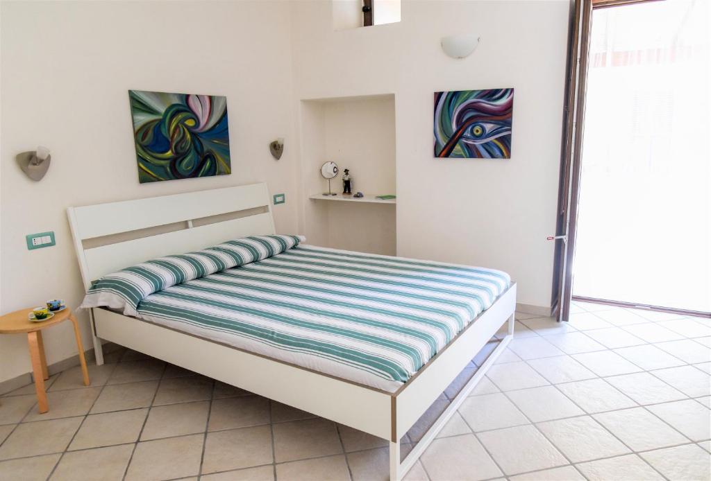 A bed or beds in a room at Venti di Mare