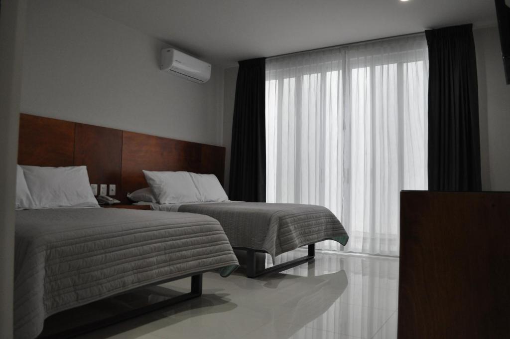Postel nebo postele na pokoji v ubytování AMD Hotel